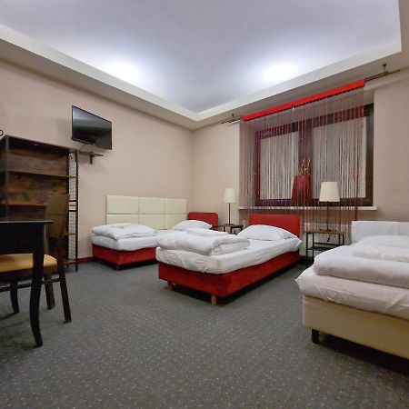 Helvetia Plus B&B - Private Rooms And Apartments Варшава Екстериор снимка