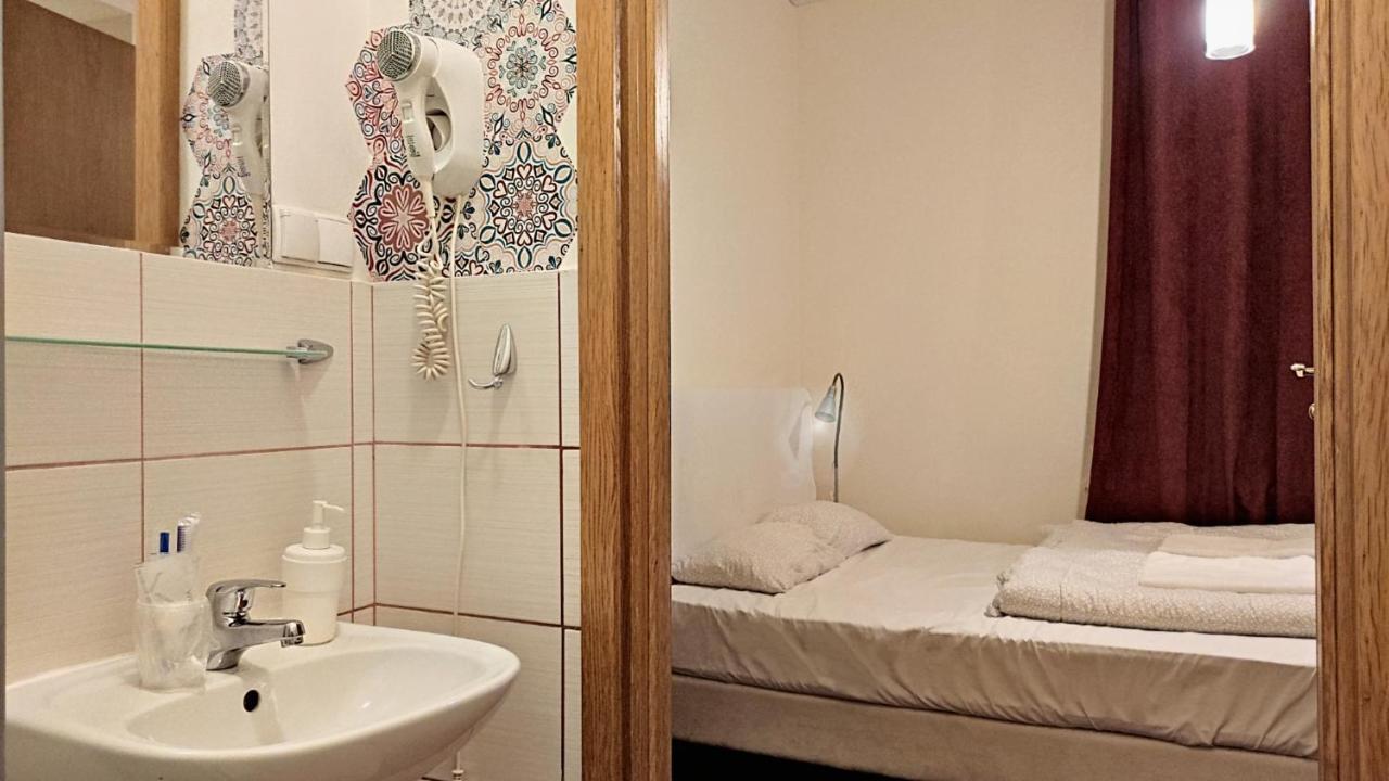 Helvetia Plus B&B - Private Rooms And Apartments Варшава Екстериор снимка