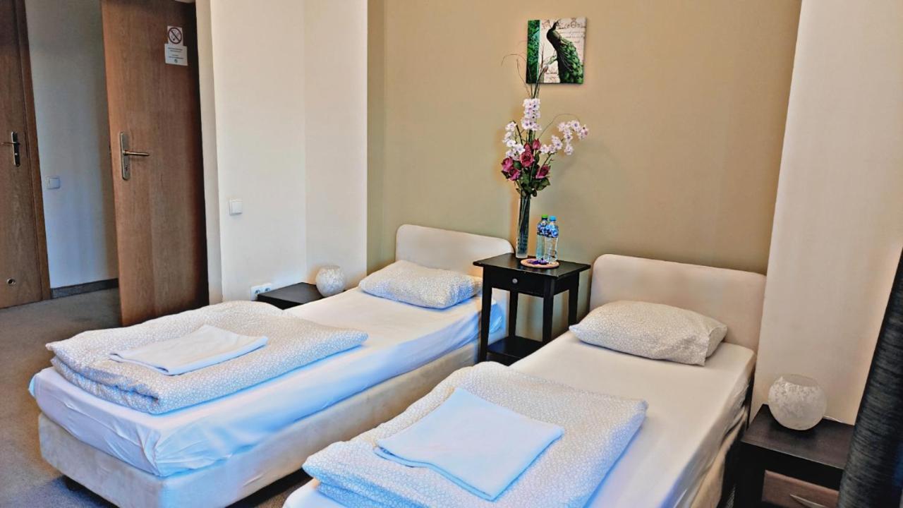Helvetia Plus B&B - Private Rooms And Apartments Варшава Екстериор снимка