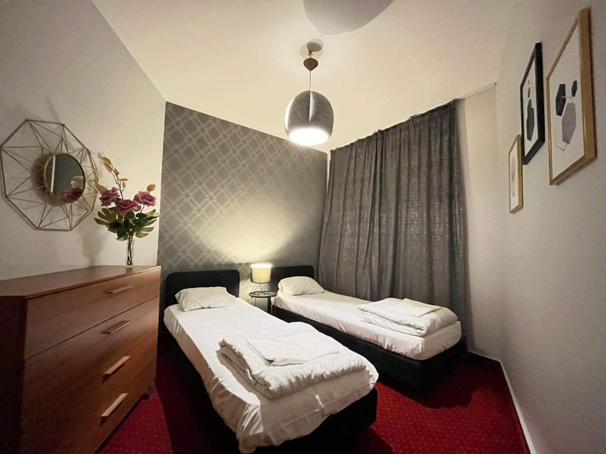 Helvetia Plus B&B - Private Rooms And Apartments Варшава Екстериор снимка