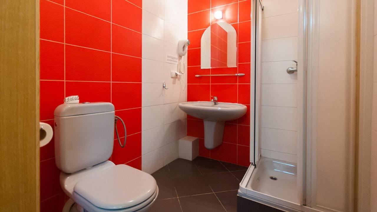 Helvetia Plus B&B - Private Rooms And Apartments Варшава Екстериор снимка