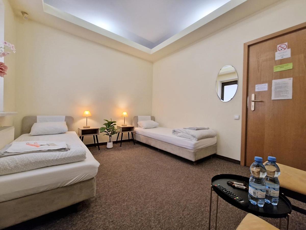 Helvetia Plus B&B - Private Rooms And Apartments Варшава Екстериор снимка