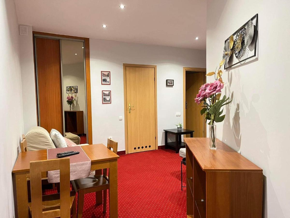 Helvetia Plus B&B - Private Rooms And Apartments Варшава Екстериор снимка