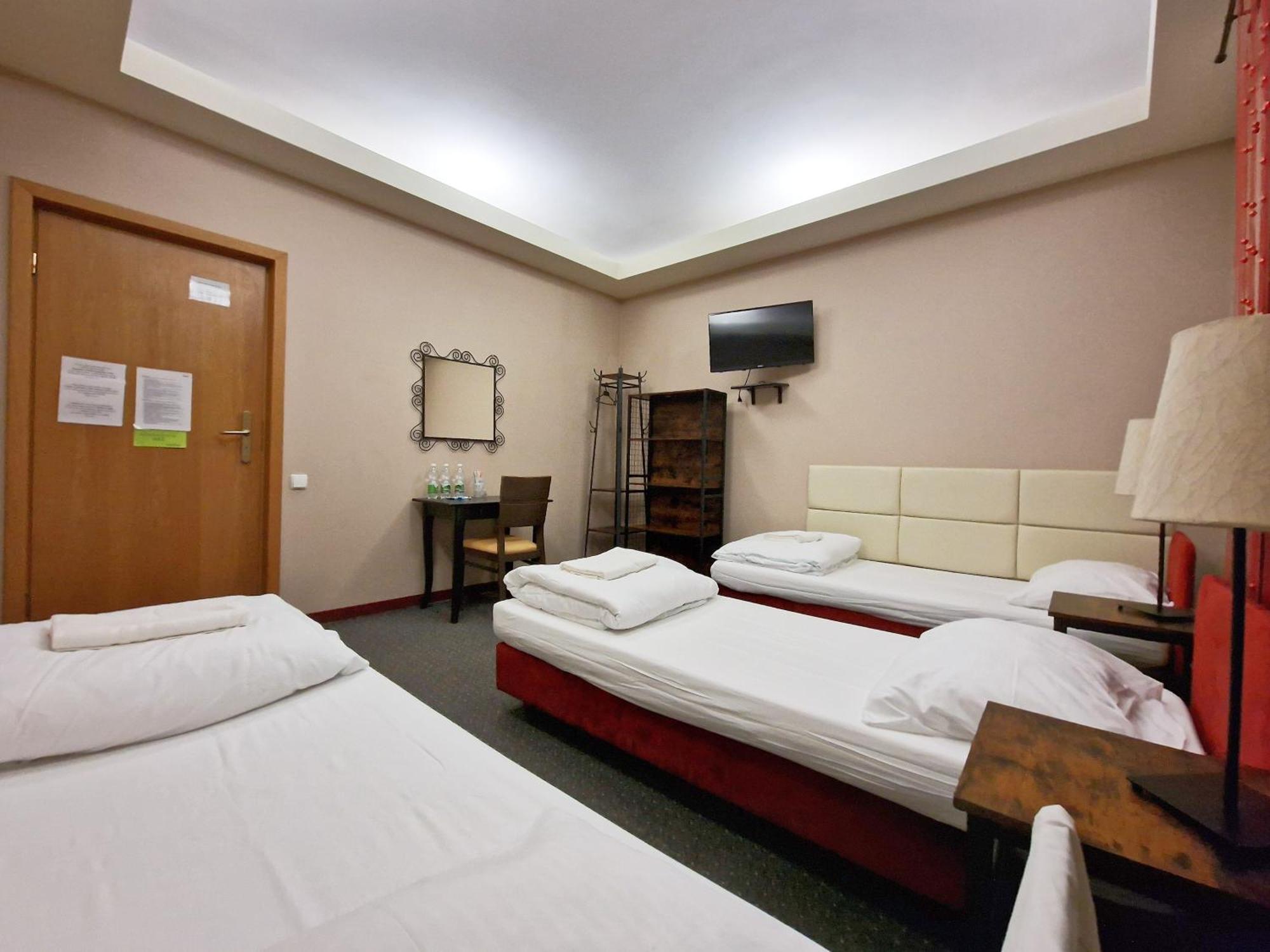 Helvetia Plus B&B - Private Rooms And Apartments Варшава Екстериор снимка