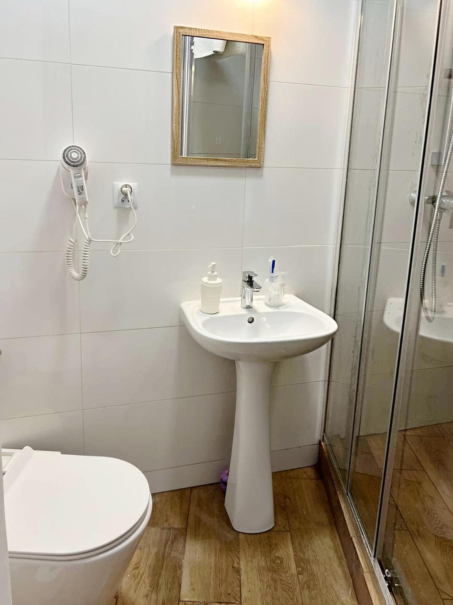 Helvetia Plus B&B - Private Rooms And Apartments Варшава Екстериор снимка